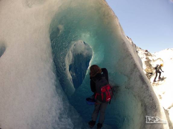 A Ana fotografa caverna de gelo no glaciar Viedma, no Parque Nacional Los Glaciares, região de El Chaltén, no sul da Argentina